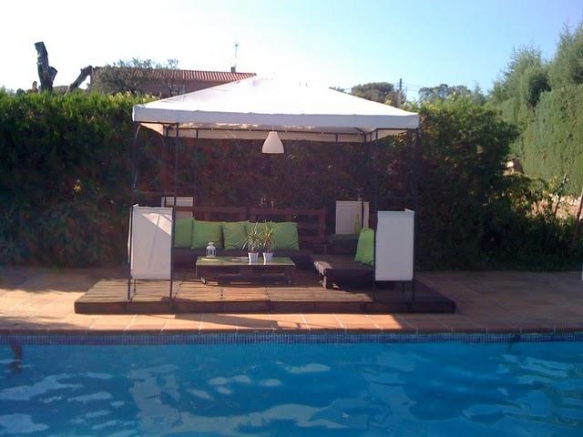 El rincón de la piscina hecho con palets por Jose Luis y su familia