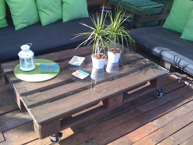 El rincón de la piscina hecho con palets por Jose Luis y su familia