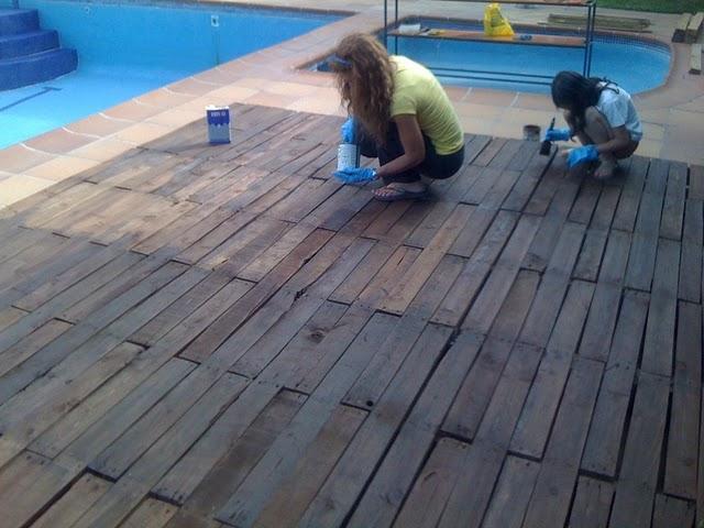 El rincón de la piscina hecho con palets por Jose Luis y su familia
