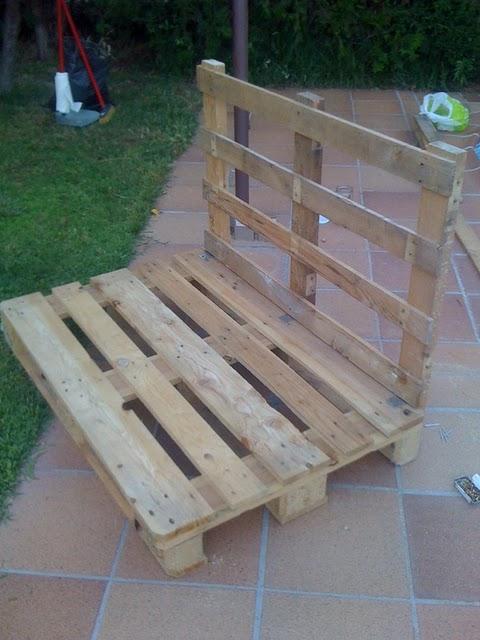 El rincón de la piscina hecho con palets por Jose Luis y su familia