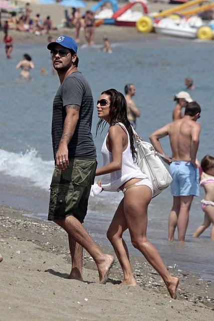 Eva Longoria con Eduardo Cruz en Marbella, luciendo un glamuroso bolso COACH. Divinos ¡¡ (Eva, Edu y el bolso)