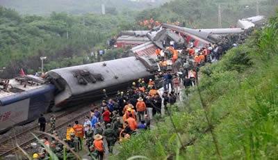 Al menos 50 muertos al descarrilar un tren en la India