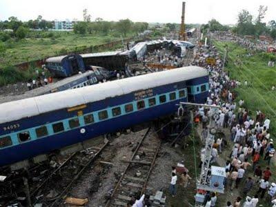 Al menos 50 muertos al descarrilar un tren en la India