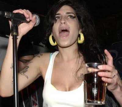 Winehouse sufre desmayos por alcohol
