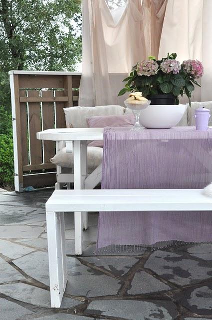 Inspírate: Blanco y lila en textiles para el exterior