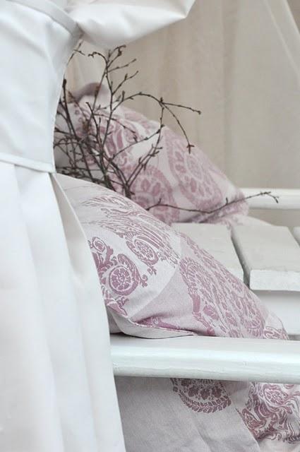 Inspírate: Blanco y lila en textiles para el exterior