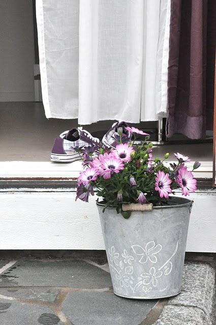 Inspírate: Blanco y lila en textiles para el exterior