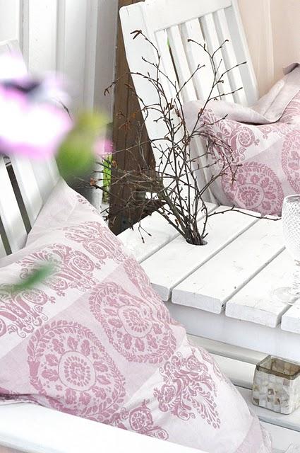 Inspírate: Blanco y lila en textiles para el exterior