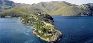 SaFortalessa_1310291344_0 Punta Avançada con el faro en primer término y el recinto de Sa Fortalessa detrás. ElMundo.es