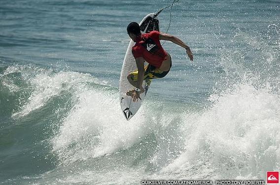 Ezequiel Lau gana la Copa Quiksilver El Salvador 2011