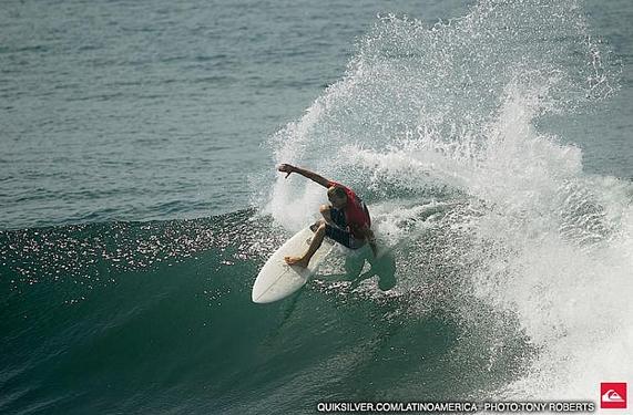 Ezequiel Lau gana la Copa Quiksilver El Salvador 2011