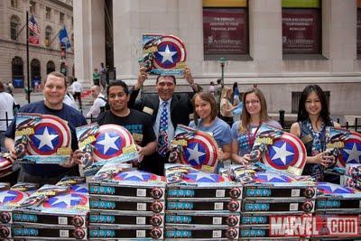 CAPTAIN AMERICA: Chris Evans y el staff de Marvel en el NYSE