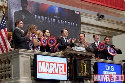 CAPTAIN AMERICA: Chris Evans y el staff de Marvel en el NYSE