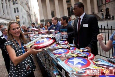 CAPTAIN AMERICA: Chris Evans y el staff de Marvel en el NYSE