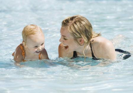 Beneficios de la natación en los bebés