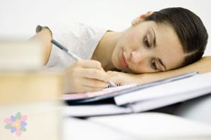 ¿Dormir muy poco puede hacerte engordar?