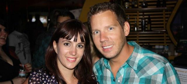 La de la izquierda es Gina. A la derecha un señor que queda demostrado que se acerca a cualquier falda. 