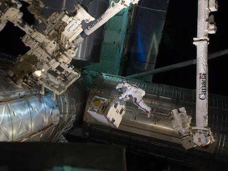 El último paseo espacial de las misiones del transbordador