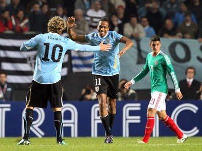 Grupo B: Uruguay y Chile, sin brillar, cumplen el objetivo