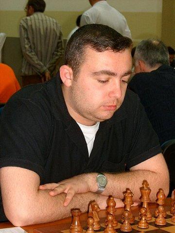 http://www.chessbase.de/2006/dubai/2/Tigran%20L%20Petrosian.JPG