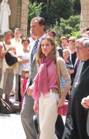 Los Príncipes de Asturias en Montserrat y en la exposición de Hugo Fontela. El look de Dña. Letizia