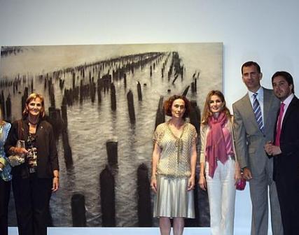 Los Príncipes de Asturias en Montserrat y en la exposición de Hugo Fontela. El look de Dña. Letizia