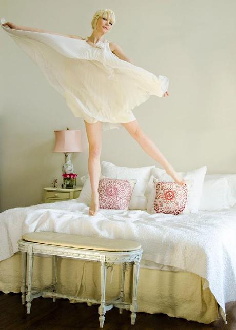 WHITE: ALWAYS THE SUMMER COLOR WHITE: ALWAYS THE SUMMER COLOR