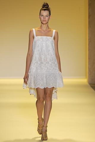 WHITE: ALWAYS THE SUMMER COLOR WHITE: ALWAYS THE SUMMER COLOR