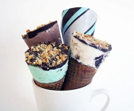 postres de verano helados de vainilla chocolate nueces helados azules helados helado con nueces frutos secos fotografías de helados dulces de verano decoración de postres decoración de helados chocolate barquillos de helado 