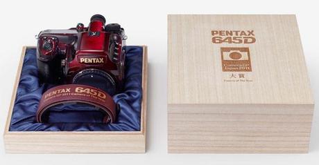 Pentax 645D Grand Prix se viste de burdeos en un exclusiva edición limitada
