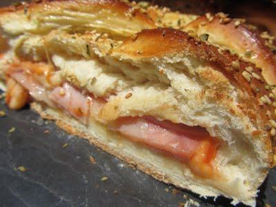 TRENZA RELLENA DE PIZZA