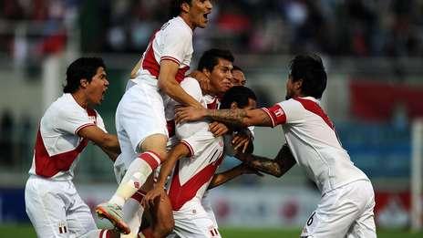 Perú sorprendió ante Colombia y se metió en semifinales