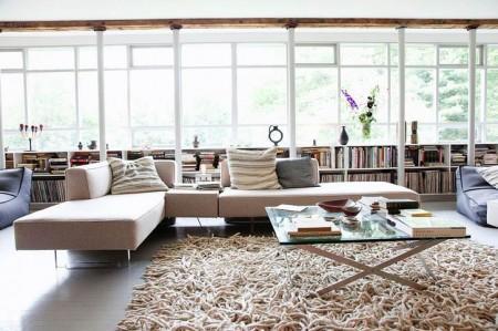 sofá dos piezas salón sofa beige muebles de diseño mesita critas grandes ventanales estilo urbano estilo moderno diseño de interiores decoración de interiores alfombra gruesa 