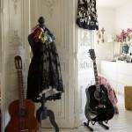 maniqui con vestido y guitarras biombo blanco maniqui con vestido y guitarras biombo blanco