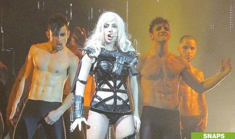Lady Gaga monta espectáculo erótico en discoteca gay de Sydney