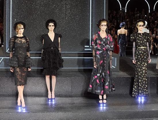 Karl Lagerfeld y sus zapatos LED para Chanel: Fotos y video