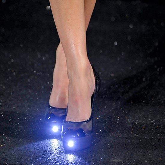 Karl Lagerfeld y sus zapatos LED para Chanel: Fotos y video