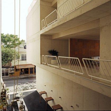 Hotel Básico, entrada principal.