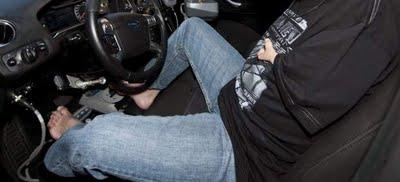 Madrileño  primer europeo en tener el carné de conducir con los pies