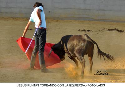 TENTADERO EN MADROÑIZ: MIGUEL ÁNGEL PERERA DIRIGIO LAS FAENAS DE TIENTA DONDE TAMBIEN PARTICIPARON AMBEL POSADA Y EL BECERRISTA JESUS PUNTAS