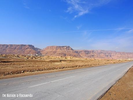 Carretera frente a Masada en Israel
