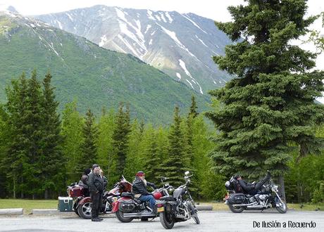 Moteros de road trip en Alaska