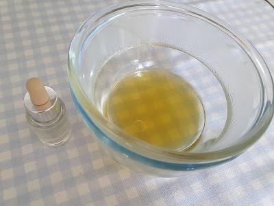 Mezcla de crema hidratante con aceite de coco al baño maría