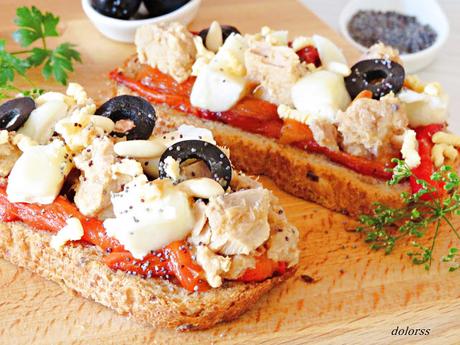 Tostadas de semillas con pimiento, queso y atún en escabeche Tostadas de semillas con pimiento, queso y atún en escabeche