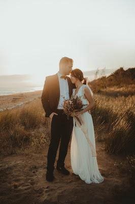 Pareja de novios en la playa Pareja de novios en la playa