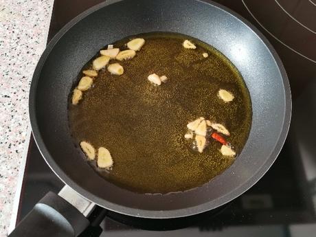 Lubina a la espalda al horno con patatas