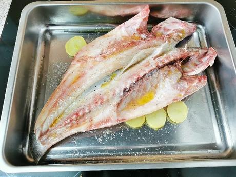 Lubina a la espalda al horno con patatas