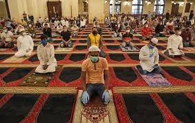Musulmanes de todo el mundo realizan las oraciones de Eid en medio del distanciamiento pandémico del Covid-19 Musulmanes de todo el mundo realizan las oraciones de Eid en medio del distanciamiento pandémico del Covid-19