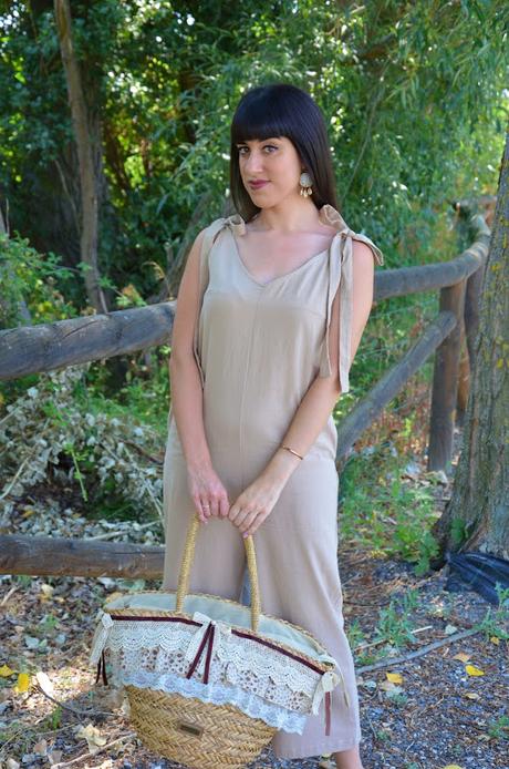 Mono beige lazos