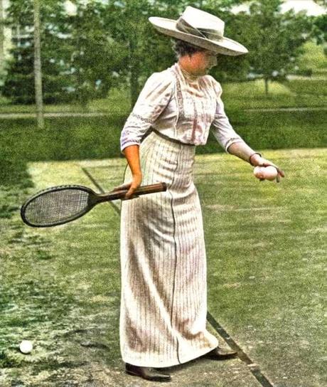 S. M. la Reina Doña Victoria jugando al tennis en la finca de los duques de Santo Mauro, en Las Fraguas